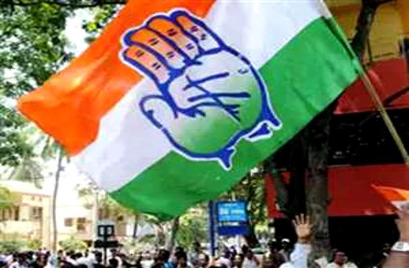 पहले हुए बागी फिर चुनाव जीतकर तीन निर्दलीय पार्षदों ने थामा कांग्रेस का हाथ, विधायक ने श्रीफल देकर किया स्वागत पहले हुए बागी फिर चुनाव जीतकर तीन निर्दलीय पार्षदों ने थामा कांग्रेस का हाथ, विधायक ने श्रीफल देकर किया स्वागत