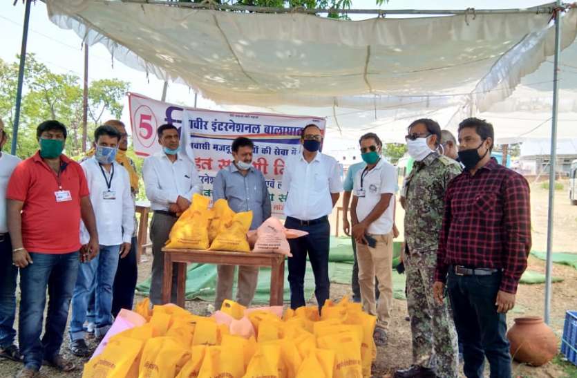 प्रवासी मजदूरों को महावीर इंटरनेशनल द्वारा दी जा रही राहत सामग्री प्रवासी मजदूरों को महावीर इंटरनेशनल द्वारा दी जा रही राहत सामग्री