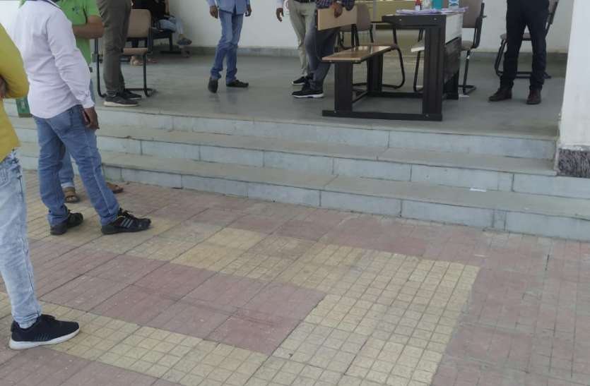 हॉटस्पॉट क्षेत्रों से लौटे 23 लोग, 17 के लिए सैंपल हॉटस्पॉट क्षेत्रों से लौटे 23 लोग, 17 के लिए सैंपल