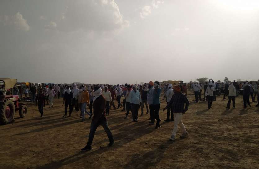 खरीद केंद्रों पर अव्यवस्थाएं, कम दाम में मंडी में उपज बेच रहे किसान खरीद केंद्रों पर अव्यवस्थाएं, कम दाम में मंडी में उपज बेच रहे किसान