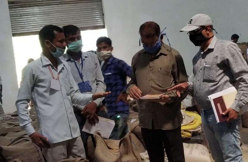 सीईओ ने किया चना, गेहूं खरीदी केन्द्रों का निरीक्षण सीईओ ने किया चना, गेहूं खरीदी केन्द्रों का निरीक्षण