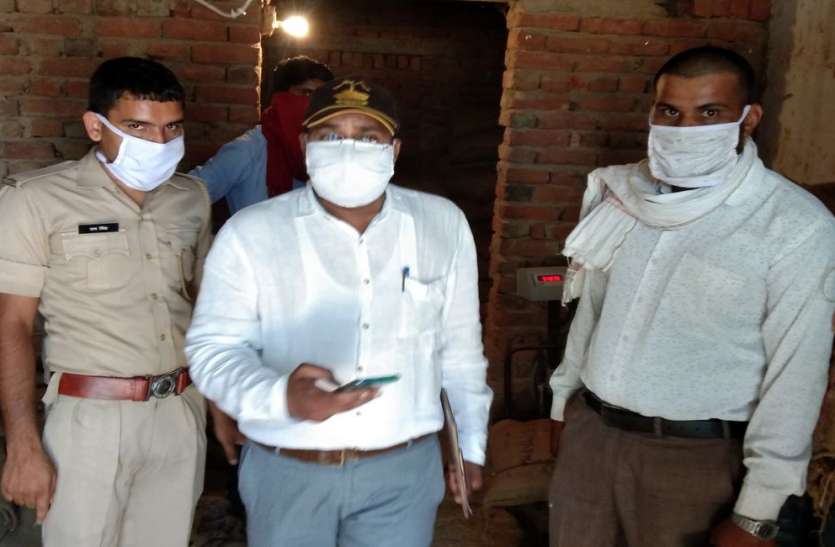 गरीबों के गेहूं पर राशन डीलर डाल रहा था डाका, पकड़ी ऐसी हेराफेरी कि दंग रह गए सब गरीबों के गेहूं पर राशन डीलर डाल रहा था डाका, पकड़ी ऐसी हेराफेरी कि दंग रह गए सब