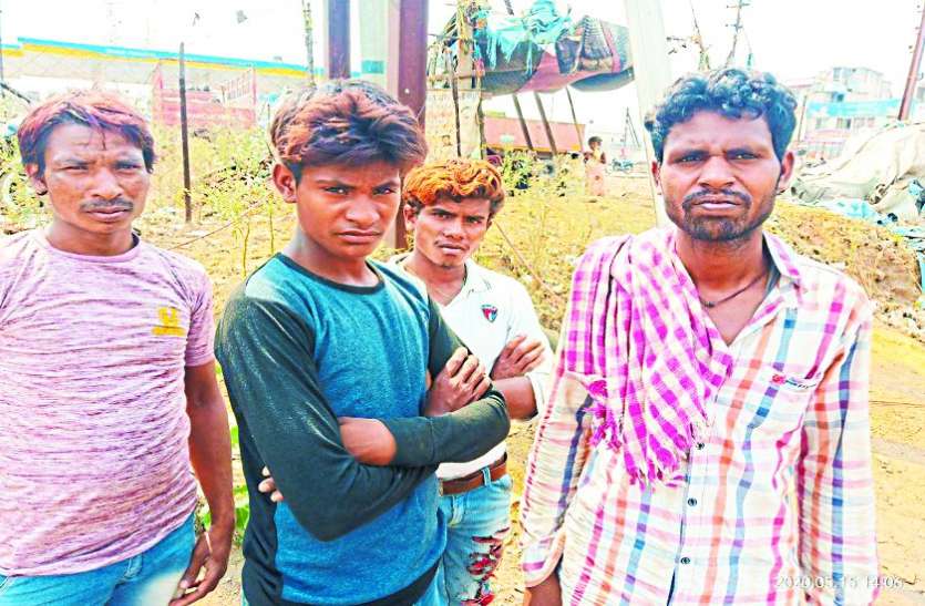 नौकरी गई, मकान मालिक ने भी निकाला, 200 किमी पैदल चले, अब जमीन पर नहीं पड़ रहे पांव नौकरी गई, मकान मालिक ने भी निकाला, 200 किमी पैदल चले, अब जमीन पर नहीं पड़ रहे पांव