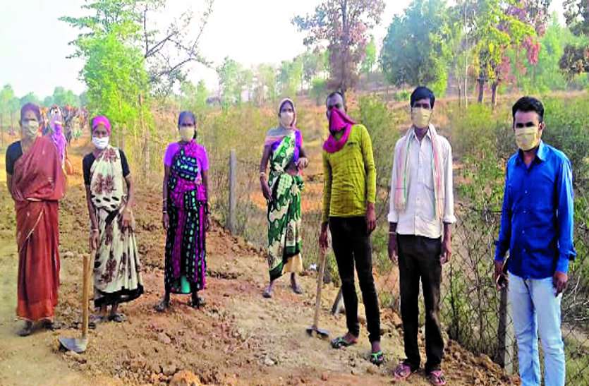 Volunteers made masks themselves and distributed them to MNREGA laborers स्वयंसेवकों ने स्वयं मास्क निर्मित कर मनरेगा मजदूरों को वितरण किए