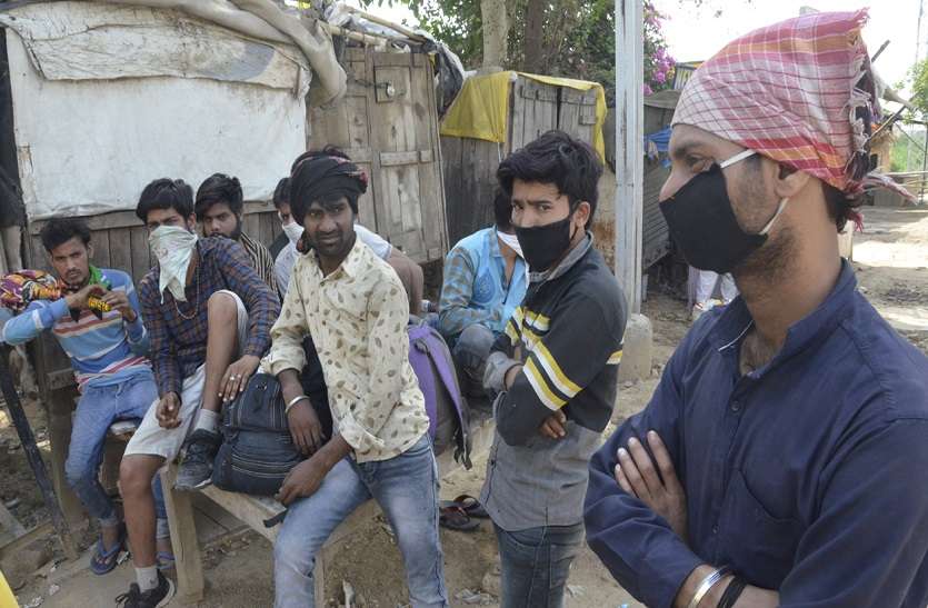 शर्मनाक...41 लोगों से 32 हजार रुपए किराया लेकर ट्रक चालक फरार शर्मनाक...41 लोगों से 32 हजार रुपए किराया लेकर ट्रक चालक फरार