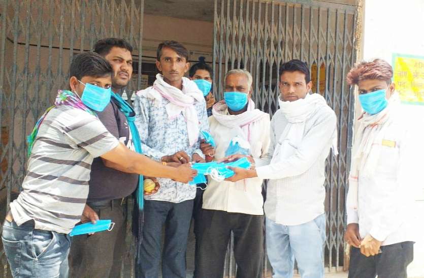 कोरोना से बचाव के लिए बांटे मास्क, सेनेटाइजर कोरोना से बचाव के लिए बांटे मास्क, सेनेटाइजर