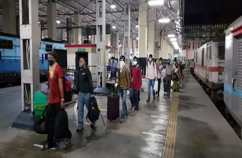 Tamilnadu issues strict guidelines for those arriving by trains स्पेशल एसी ट्रेन का एक यात्री पॉजिटिव निकला तो पूरा बोगी के यात्री होंगे क्वारंटाइन