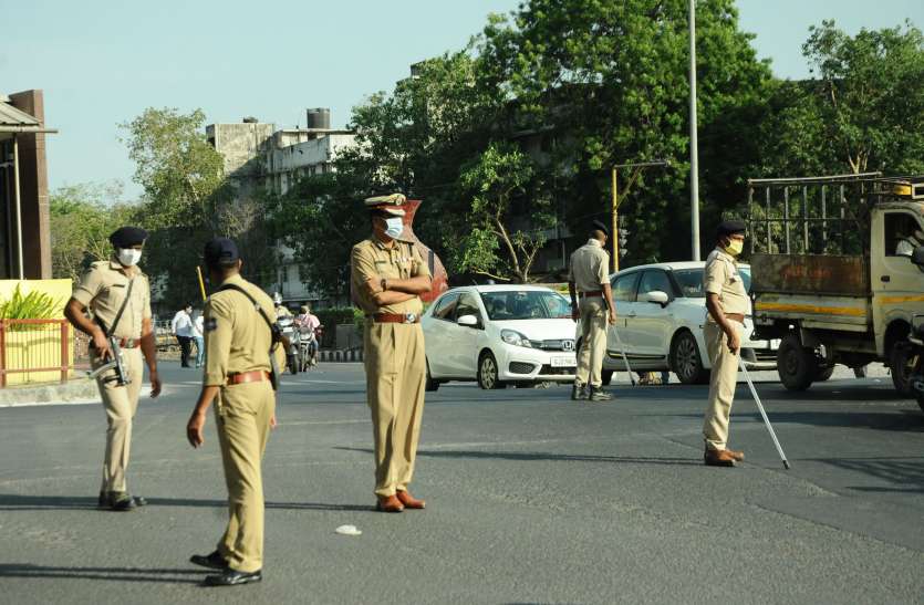 lockdown : पुलिस आयुक्त स्वंय एक-एक घंटा चौराहे पर देंगे ड्यूटी lockdown : पुलिस आयुक्त स्वंय एक-एक घंटा चौराहे पर देंगे ड्यूटी