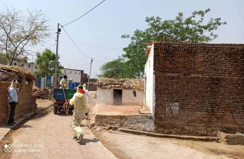 संक्रमितों के संपर्क में आए लोगों की जानकारी जुटा रहा प्रशासन संक्रमितों के संपर्क में आए लोगों की जानकारी जुटा रहा प्रशासन