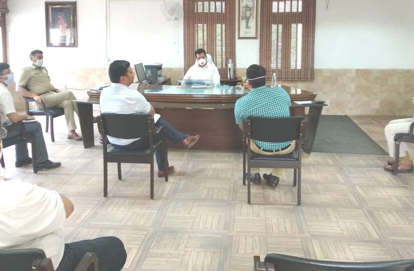 dc_meeting_1.jpg सोशल डिस्टेसिंग नहीं रखी तो सबकुछ हाथ से निकल जाएगा