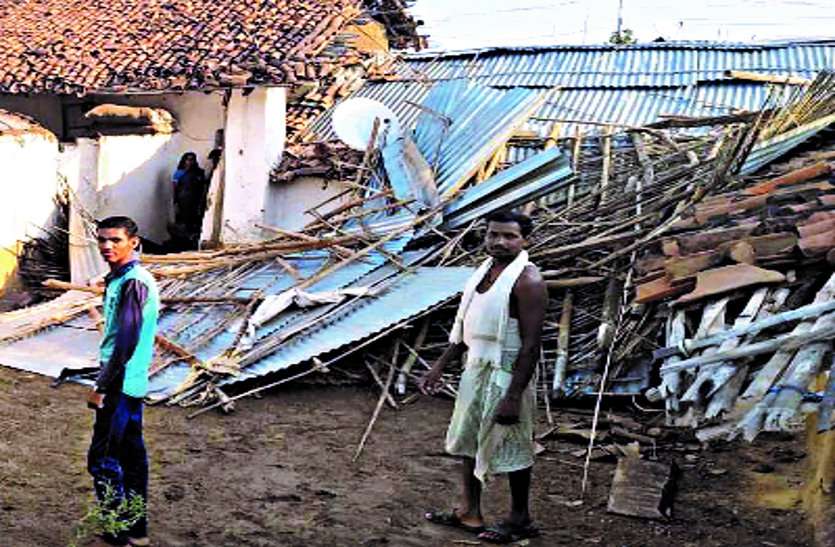 Many houses blew up in the strong storm, electrical equipment was destroyed due to lightning तेज आंधी में अनेक घरों के छप्पर उड़े, बिजली गिरने से विद्युत उपकरण हुए राख