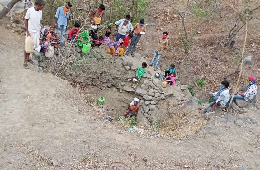 जान को जोखिम में डालकर ला रहे पीने के लिए पानी जान को जोखिम में डालकर ला रहे पीने के लिए पानी