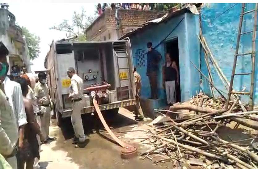 गैस सिलेंडर हुआ ब्लास्ट, एक-एक कर तीन घर पूरी तरह से जलकर खाक, परिवार के लोगों ने भागकर बचाई जान गैस सिलेंडर हुआ ब्लास्ट, एक-एक कर तीन घर पूरी तरह से जलकर खाक, परिवार के लोगों ने भागकर बचाई जान