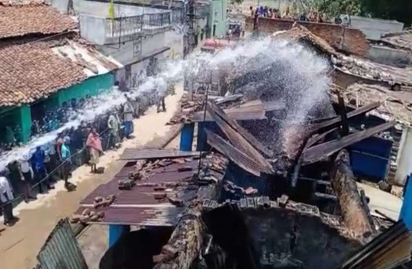 गैस सिलेंडर हुआ ब्लास्ट, एक-एक कर तीन घर पूरी तरह से जलकर खाक, परिवार के लोगों ने भागकर बचाई जान
