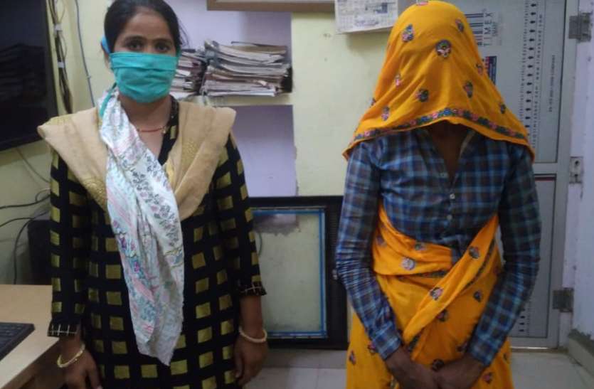 Sawai madhopur. A woman accused of killing her husband (in yellow lugri) and a constable standing nearby. पत्नी ने नाबालिग देवर को प्रेमी बना करा दी पति की हत्या