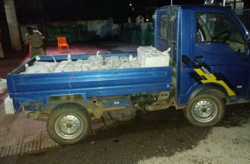 पूर्व जिला पंचायत अध्यक्ष के भाई के गोदाम में पुलिस ने मारा छापा, 9 क्विंटल गुड़ाखू के साथ 850 लीटर डीजल जब्त पूर्व जिला पंचायत अध्यक्ष के भाई के गोदाम में पुलिस ने मारा छापा, 9 क्विंटल गुड़ाखू के साथ 850 लीटर डीजल जब्त