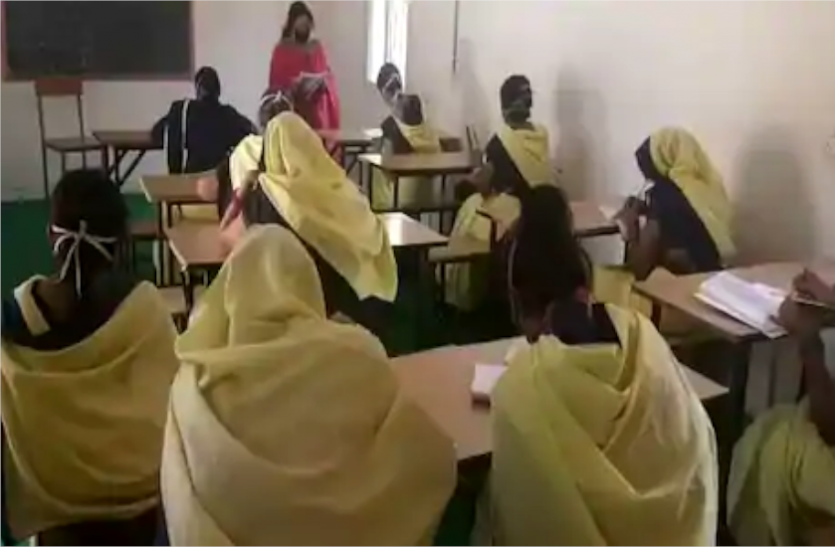 news देश के सभी स्कूल-कॉलेज बंद, पर सोशल डिस्टेंस के साथ जेलों में लग रही हैं रेग्युलर क्लासेस