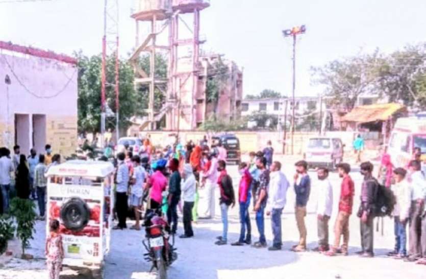 दो कोरोना मरीजों की पुष्टि होने पर हुआ ऐसा असर, अस्पताल में जांच के लिए दिखा ऐसा नजारा दो कोरोना मरीजों की पुष्टि होने पर हुआ ऐसा असर, अस्पताल में जांच के लिए दिखा ऐसा नजारा