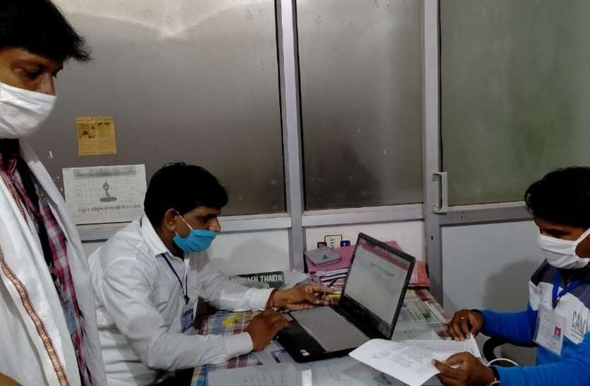 work from home 30 percent employees orking in government office सरकारी ऑफिसों में तीस प्रतिशत कर्मचारी ही कर रहे काम