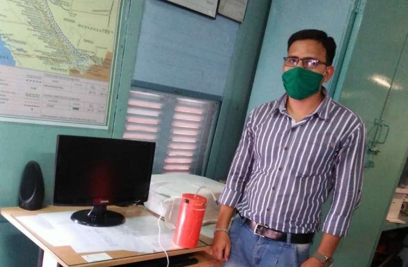 एक टेक्नीशियन ने बनाया सेंसर युक्त हैंड सेनिटाइजर एक टेक्नीशियन ने बनाया सेंसर युक्त हैंड सेनिटाइजर