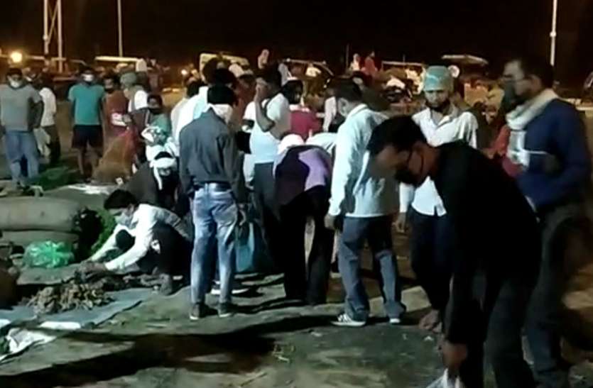 meerut.jpg Meerut: रात में लग रही अस्थाई सब्जी मंडी में बेकाबू हो रहे हालात, नहीं हो रहा सोशल डिस्टेंस का पालन
