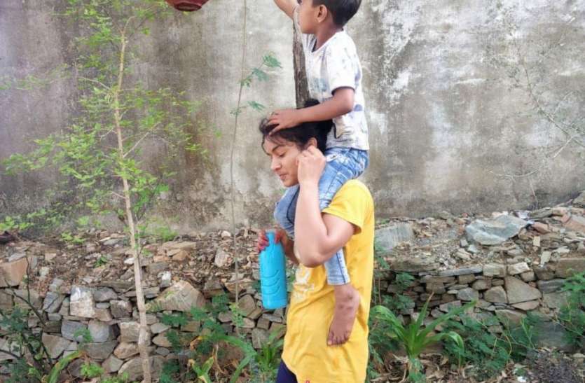 , बर्ड विलेज में 42 डिग्री पहुंंचा तापमान , पक्षी मित्र बांध रहे परिंडे