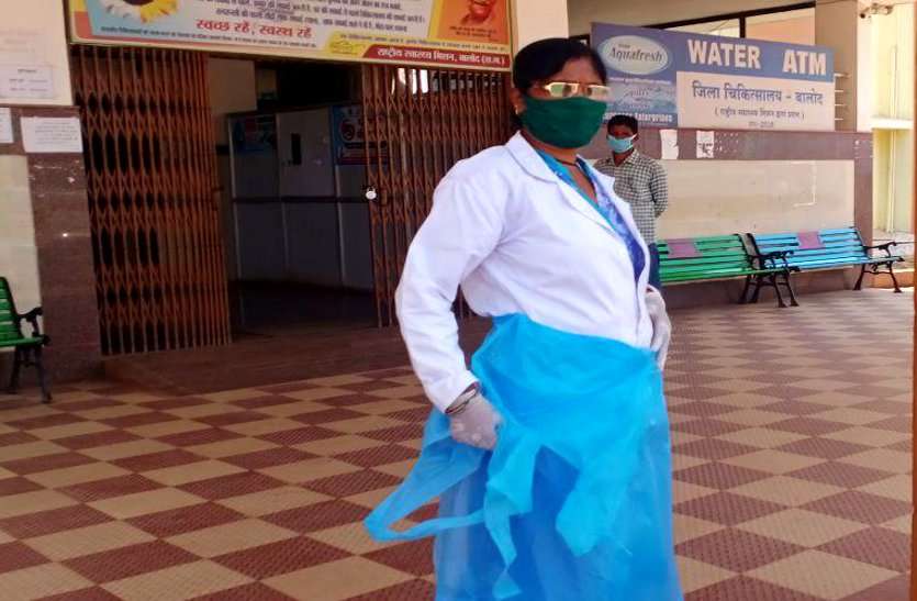ऐसी मजबूरी, फटा हुआ PPE किट पहनकर महिला स्वास्थ्यकर्मी ने कोरोना संदिग्ध को पहुंचाया अस्पताल, बढ़ा संक्रमण का खतरा