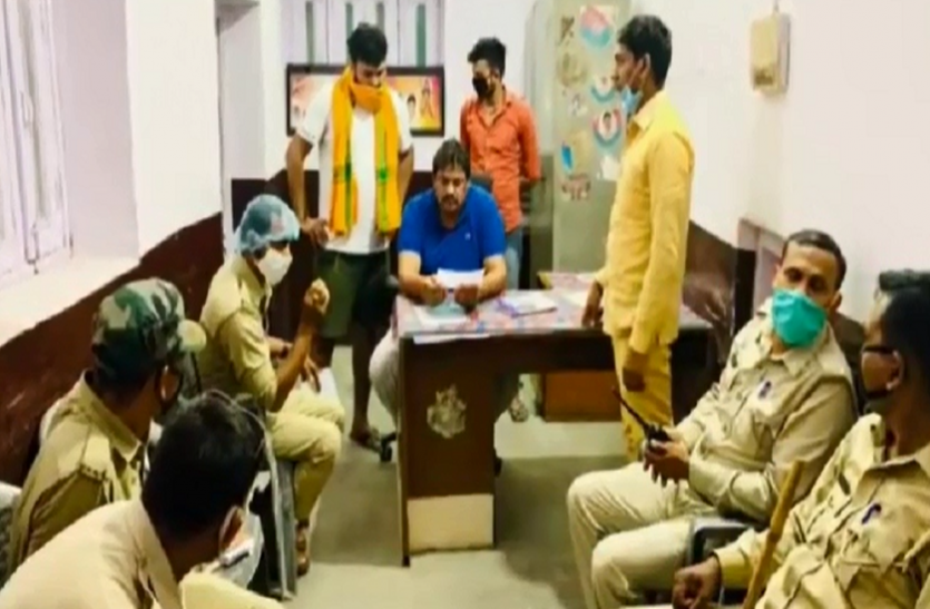 police11.png प्रवासी मजदूरों को खाना खिलाने पर चौकी इंचार्ज ने बसपा नेता को भेजा नोटिस तो SSP ने दिखाया बाहर का रास्ता