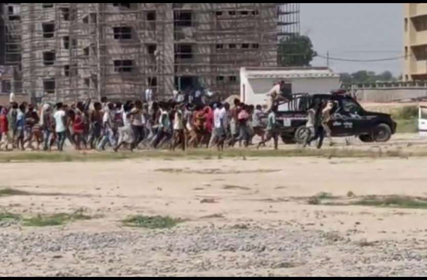 Migrant laborers पंजाब में प्रवासी मजदूरों ने पुलिस को दौड़ाया, पथराव, जान बचाकर भागे