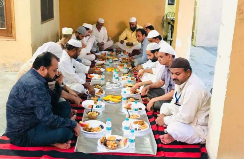 FIR Against Ten Including Congress Leader For Having Roza Iftar Party - रोजा इफ्तार पार्टी करने पर कांग्रेस नेता समेत दस के खिलाफ रिपाेर्ट दर्ज | Patrika News