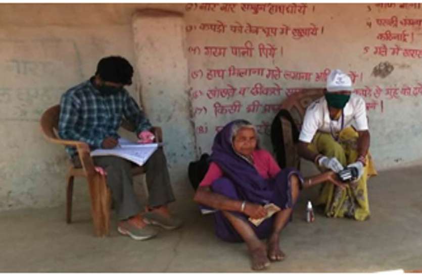 खुद की परवाह किए बिना कोरोना के इस संकट काल में ये कोरोना वारियर्स घर-घर पहुंच दे रही बैंकिंग सुविधाएं खुद की परवाह किए बिना कोरोना के इस संकट काल में ये कोरोना वारियर्स घर-घर पहुंच दे रही बैंकिंग सुविधाएं