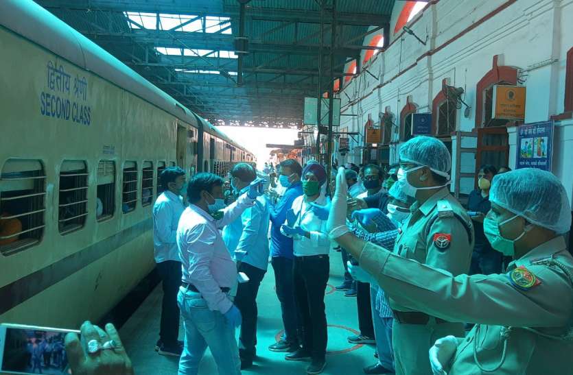 sharmik_special.jpg यूपी: स्टेशन से चली ट्रेन ताे बिहार के श्रमिकों ने लगाए 'याेगी बाबा' जिंदाबाद नारे