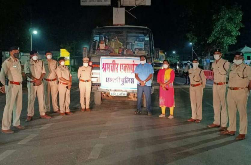 कोरोना के कर्मवीर: सहायता के लिए पुलिस प्रशासन आई आगे, श्रमवीरों की आंखों से छलके आंसू कोरोना के कर्मवीर: सहायता के लिए पुलिस प्रशासन आई आगे, श्रमवीरों की आंखों से छलके आंसू