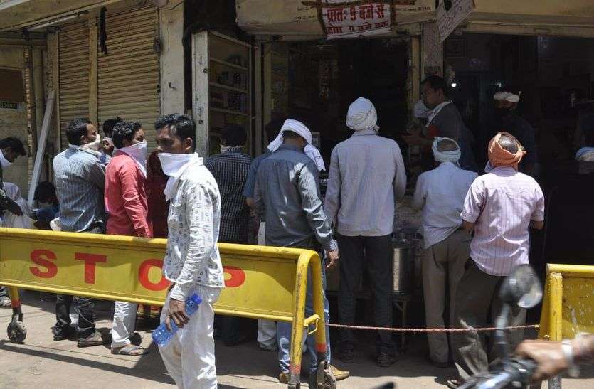 बिना रेट लिस्ट के लूट रहे दूकानदार, मनमाने दाम वसूल रहे बिना रेट लिस्ट के लूट रहे दूकानदार, मनमाने दाम वसूल रहे