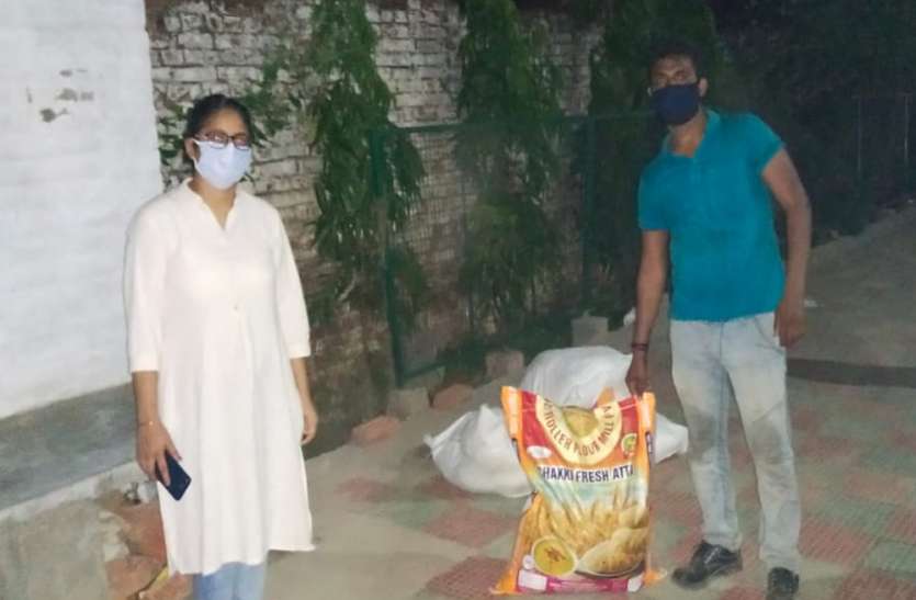 lalitpur news प्रवासी मजदूरों को राशन किट देकर भेजा जा रहा है उनके घर: जिलाधिकारी