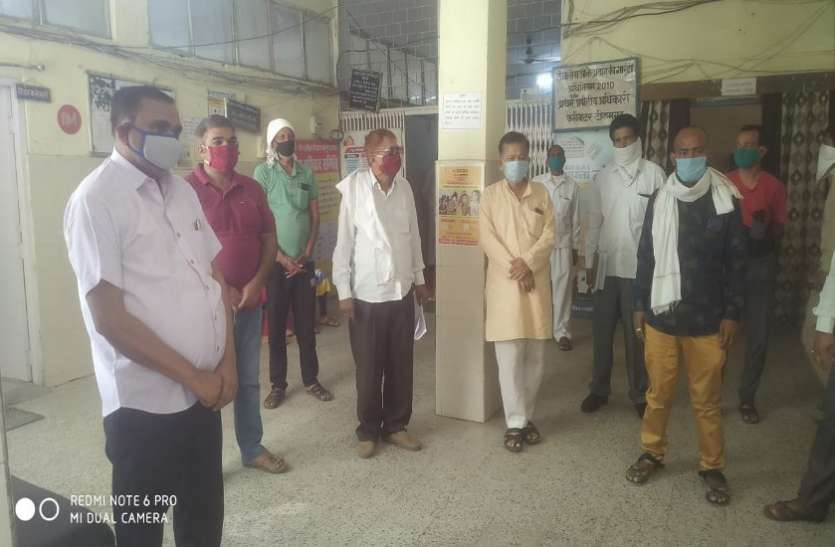 Bus operators submitted memorandum by collector बसों में बैठा रहे दोगुनी सवारी, मालिका ने मना किया तो दर्ज कराया केस