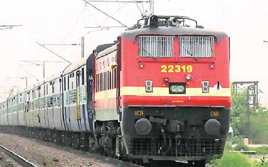 Elderly died due to train accident in khandwa 