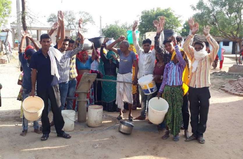 खवारावजी में पेयजल समस्या पर फूटा आक्रोश खवारावजी में पेयजल समस्या पर फूटा आक्रोश