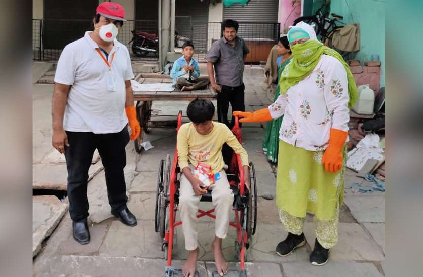 This family is struggling with economic crisis कोरोना इफेक्ट: बेटा व्हीलचेयर पर, पिता को नहीं मिली 50 दिन से मजदूरी