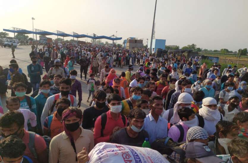 प्रवासी मजदूरों में अचानक मची भगदड़, प्रशासन के फूले हाथ पैर प्रवासी मजदूरों में अचानक मची भगदड़, प्रशासन के फूले हाथ पैर, देखें वीडियो