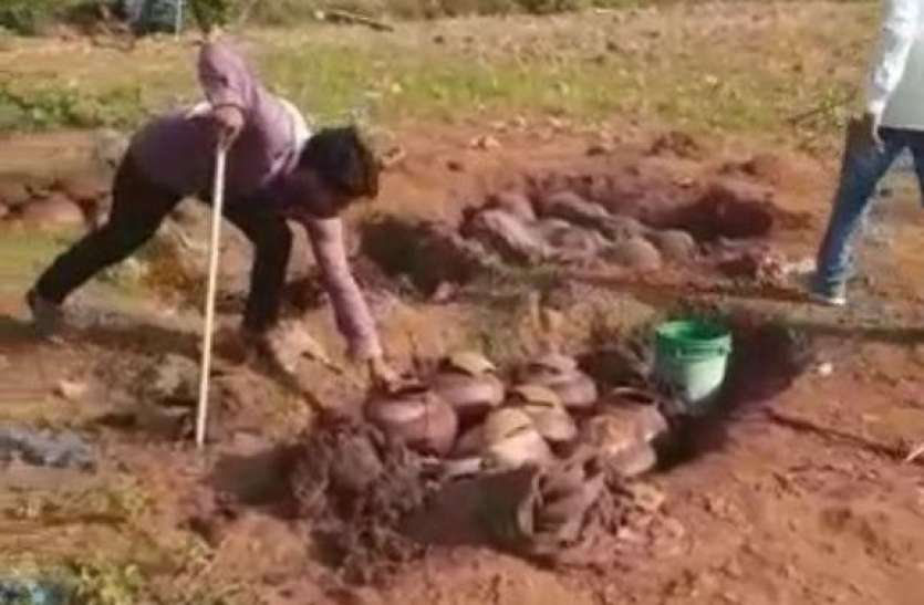 excise-department-seized-liquor-mahua-lahn-also-seized आबकारी विभाग ने पकड़ी शराब, महुआ लहन भी जब्त