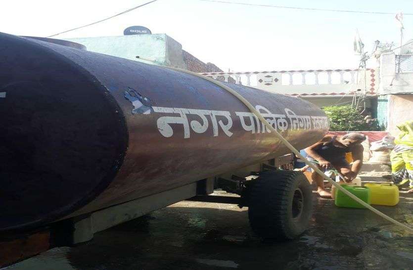 Ratlam Municipal corporation tankers captured, watch video WATCH VIDEO नगर निगम के टैंकरों पर दबंगों का कब्जा