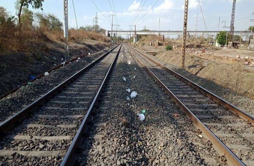 Food packets were thrown on the ratlam railway track Railway: प्रवासी मजदूरों को काम देगा रेलवे, बनी योजना, इतने लाख रुपए हुए स्वीकृत