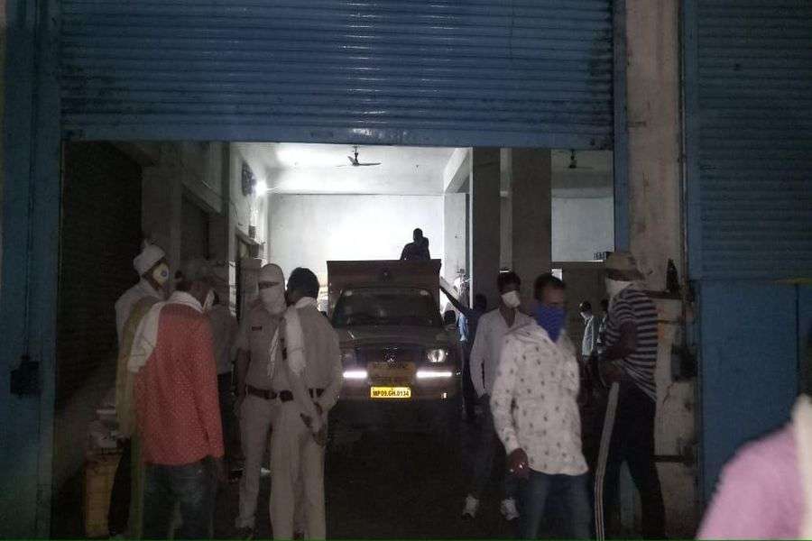 भोई मोहल्ले में रात को छापा मारा, एक टन से ज्यादा मछली जब्त