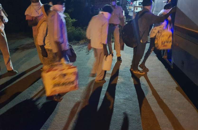 दिहाड़ी मजदूरों को खाना खिला कर बस से किया रवाना दिहाड़ी मजदूरों को खाना खिला कर बस से किया रवाना