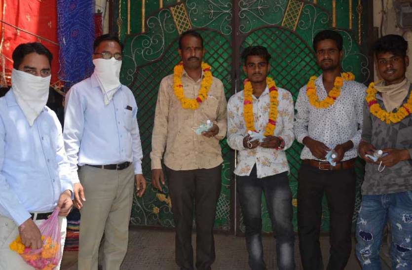 खबर सैनानियों को सम्मानित किया खबर सैनानियों को सम्मानित किया