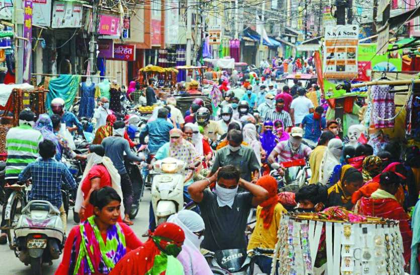 रियायतें मिलीं तो टूट पड़े लोग, मालवीय रोड और गोल बाजार में जाम के हालात रियायतें मिलीं तो टूट पड़े लोग, मालवीय रोड और गोल बाजार में जाम के हालात