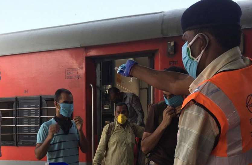 Trains मजदूरों की खेप आना जारी, पुणे, अहमदाबाद और देहरादून से फिर आए हजारों श्रमिक