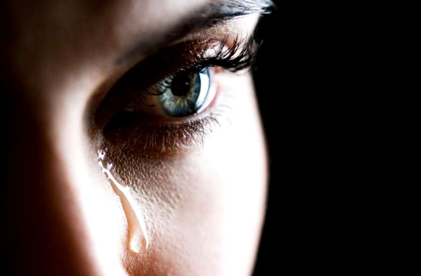 Weeping woman बेटी को डॉक्टर बनाने महिला ने गूगल में कंसलटेंसी का पता लगाने किया सर्च तो हुई 8 लाख की ठगी का शिकार