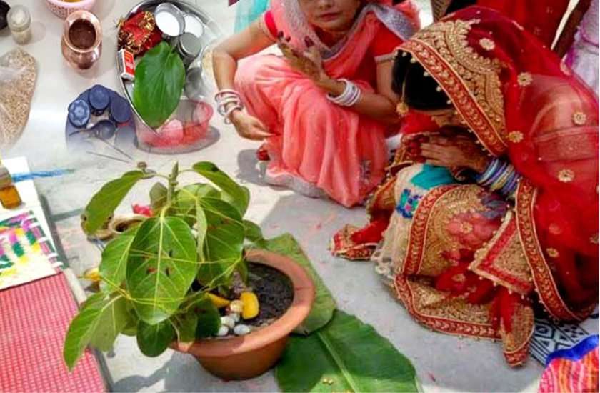 वट सावित्री के दिन सुहागिनें करें इस मंत्र का जप, अमर रहेगा आपका सुहाग